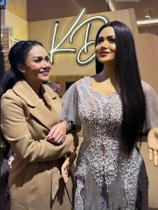 Saat mendandani patung dirinya, Krisdayanti terlihat fashionable dengan busana serba cokelat. Ia memadukan wool long coat dengan rok panjang. [@krisdayantilemos]