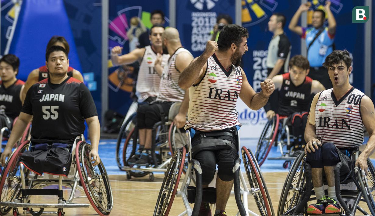 Para pebasket kursi roda Iran merayakan kemenangan atas Jepang pada final Asian Para Games di Hall A Senayan, Jakarta, Sabtu (13/10). Iran menang 68-66 atas Jepang. (Bola.com/Vitalis Yogi Trisna)