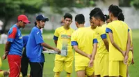 Asisten pelatih Arema U-21, Noordin Bastyan, memberikan instruksi pada para pemain. (Bola.com/Iwan Setiawan)