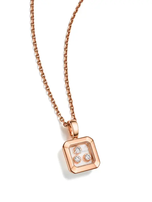 Selain koleksi Happy Diamonds, Chopard juga mempersembahkan Happy Sport 36 mm Joaillerie, sebuah mahakarya yang memadukan keahlian perhiasan dengan teknik pembuatan jam tangan mewah. Terbuat dari emas rose etis, jam ini menampilkan kemewahan dengan casing bertabur berlian serta bezel yang dihiasi berlian dan safir merah muda dengan teknik snow setting. [Dok/Chopard].