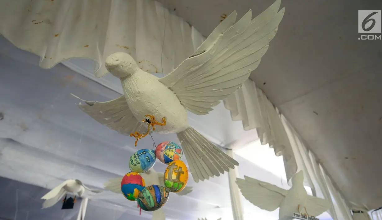 Salah satu dekorasi telur paskah di Gereja Katedral, Jakarta, Minggu (4/1). Telur telur paskah tersebut dihias dengan tema sila ketiga dalam Pancasila. (Liputan6.com/Helmi Fithriansyah)