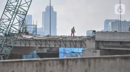 Pekerja menyelesaikan proyek pembangunan Jalan Tol Bekasi-Cawang-Kampung Melayu (Becakayu) Seksi 1, D.I Panjaitan, Jakarta, Kamis (18/11/2021). BPJT mendata hingga akhir kuartal III/2021 perkembangan pembangunan Tol Becakayu Seksi 1 saat ini mencapai 95,54 persen. (merdeka.com/Iqbal S Nugroho)