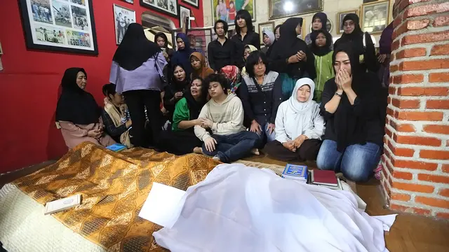 [Bintang] Suasana Rumah Duka Yon Koeswoyo