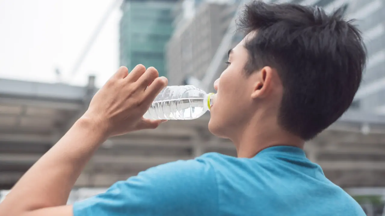 Ilustrasi minum air mineral