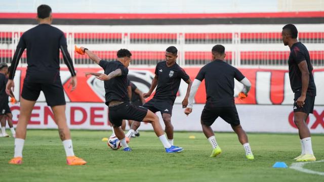 Para pemain Malut United sedang berlatih