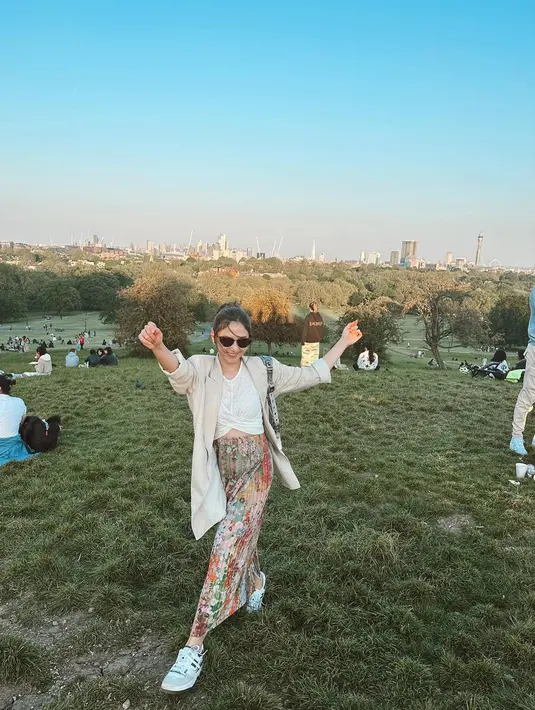 Ngedate di sebuah taman di London, Jessica Mila tampil feminin memadukan wrap shirt dengan blazer dan rok bermotif panjang [@jscmila]