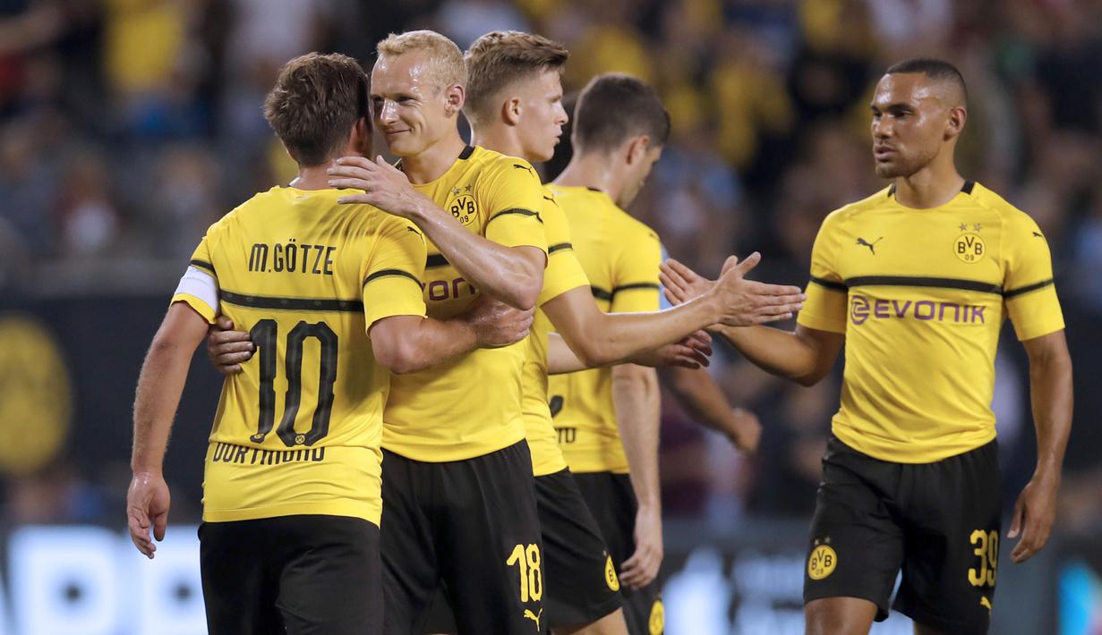 Para pemain Borussia Dortmund merayakan gol Mario Gotze (kiri) saat melawan Manchester City pada laga International Champions Cup 2018 di Soldier Field, Chicago, (20/7/2018), waktu setempat. Drtmund menang 1-0. (AFP/Jim Young)