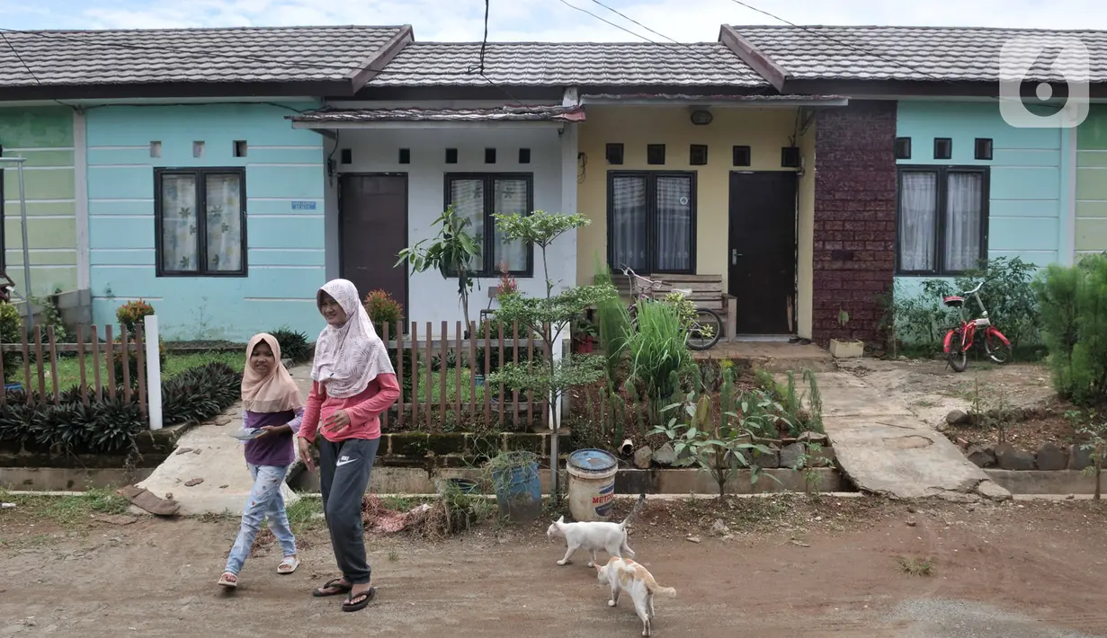 Warga melintas di depan perumahan bersubsidi Green Citayam City, Bojong Gede, Bogor, Selasa (18/2/2020). Real Estate Indonesia mencatat Masyarakat Berpenghasilan Rendah untuk tahun 2020 membutuhkan sekitar 260 ribu unit rumah dengan nilai subsidi mencapai Rp29 triliun. (merdeka.com/Iqbal S Nugroho)