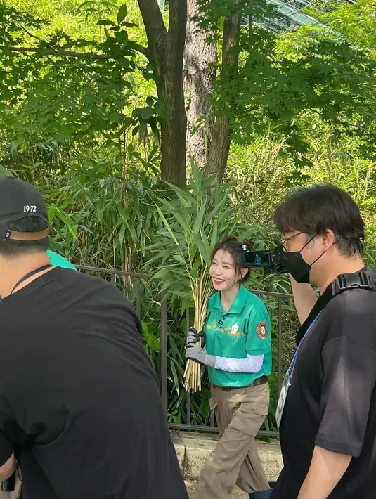 Dalam fotonya, BoA diselimuti kegembiraan saat dia memberi makan Fu Bao, bahkan sempat main-main dengan memindahkan pohon untuk dinikmati Fu Bao. (Foto: Instagram/ boakwon)