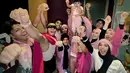 Geni Faruk dan sang suami Anofial Asmid hadir bersama anak-anak mereka dengan outfit sporty bernuansa pink dengan sentuhan warna hitam. [Foto: Instagram/attahalilintar]