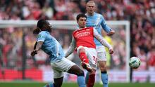 Jeremy Doku berduel dengan Martin Zubimendi  dalam laga final Piala Liga Inggris antara Arsenal vs Manchester City di Wembley Stadium, 23 Maret 2026. (AP Photo/Richard Pelham)