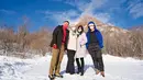 Keluarga selebriti ini tampak berkunjung ke kawasan Niseko. Terlihat Anjasmara dan Dian Nitami, sangat bahagia. Bersama anak-anaknya, mereka bisa main salju sepuasnya.(Liputan6.com/IG/@anjasmara)
