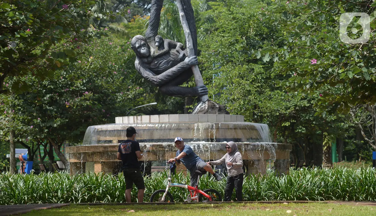 Pengunjung bersepeda di Taman Marga Satwa Ragunan, Jakarta  Sabtu (13//3/2021). Pengunjung dibolehkan masuk Taman Marga Satwa Ragunan dengan kapasitas 50 persen dari kapasitas normal. (merdeka.com/Imam Buhori)