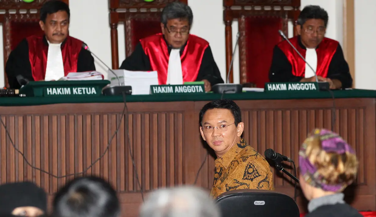 Basuki Tjahaja Purnama (Ahok) menengok ke pengunjung sidang lanjutan di Gedung Auditorium Kementerian Pertanian, Jakarta, Selasa (3/1). Sidang keempat berlangsung tertutup dan tidak boleh disiarkan langsung oleh media. (Liputan6.com/Irwan Rismawan/Pool)