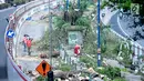 Pekerja menebang pohon untuk menyelesaikan proyek LRT di kawasan Kuningan, Jakarta, Rabu (26/7). Di sepanjang jalan Rasuna Said akan dibangun tiga stasiun lagi yakni di Rasuna Said, Setiabudi, dan terakhir di Dukuh Atas. (Liputan6.com/Helmi Afandi)