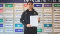 Asnawi Mangkualam, punggawa Timnas Indonesia akhirnya resmi memperpanjang kontrak bersama Ansan Greeners, klub kasta kedua Liga Korea Selatan. (Liputan6.com/ @asnawi_bhr)