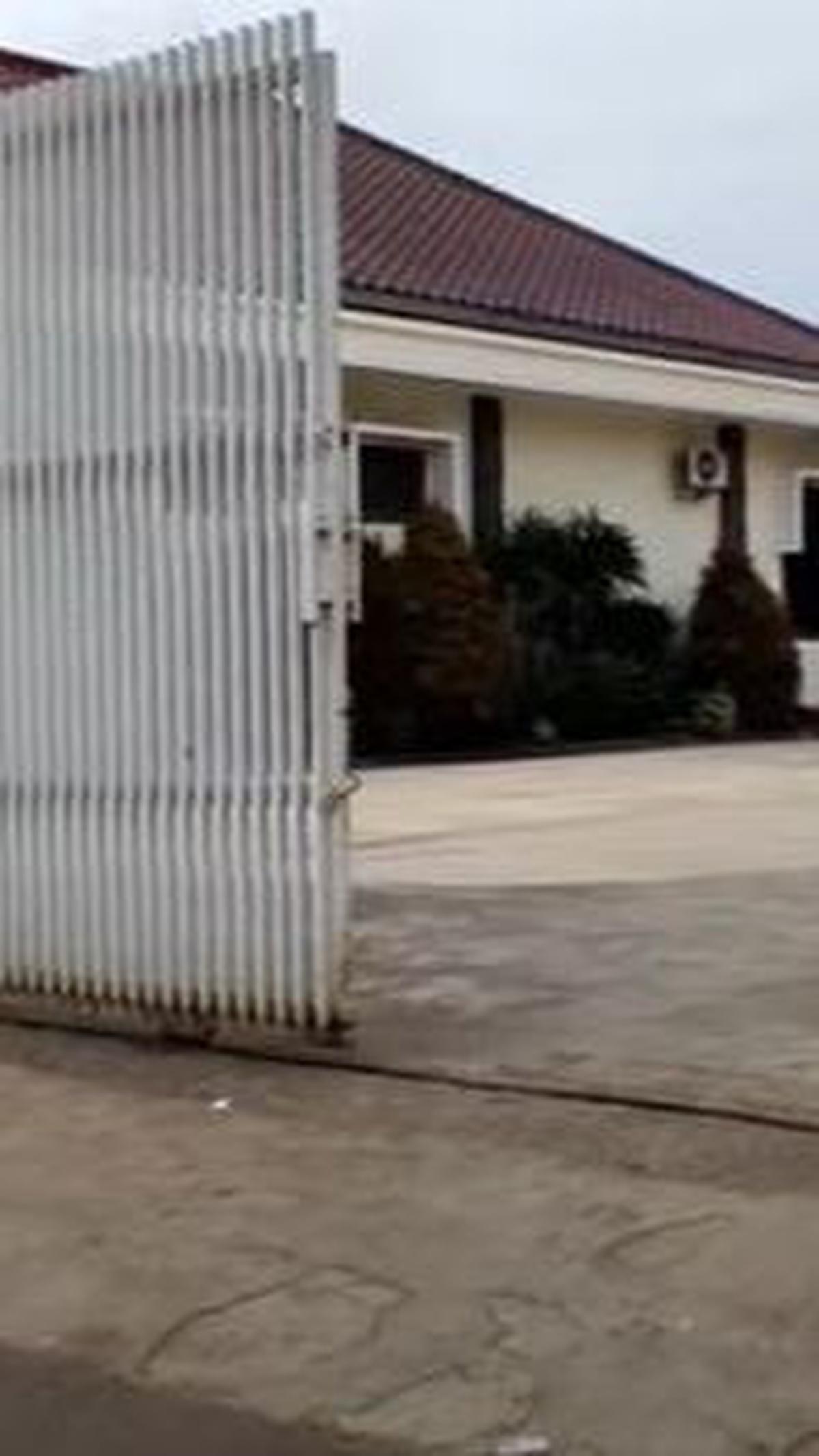 Rumah Umuh Muchtar berada di Kampung Ciluluk Desa Margajaya, Kecamatan Tanjungsari, Kabupaten Sumedang. Dari penampakan luar, rumah tersebut membuat kagum karena memiliki luas tanah yang cukup besar.