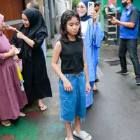 Bilqis temani Ayu Ting Ting nyoblos [Kapanlagi/M Akrom Sukarya]