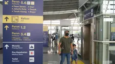 Penumpang memasuki area Stasiun Jatinegara Baru, Jakarta Timur, Sabtu (20/3/2021). Stasiun Jatinegara yang baru saat ini memiliki dua lantai, dan dinilai akan memberikan pelayanan lebih baik. (Liputan6.com/Angga Yuniar)