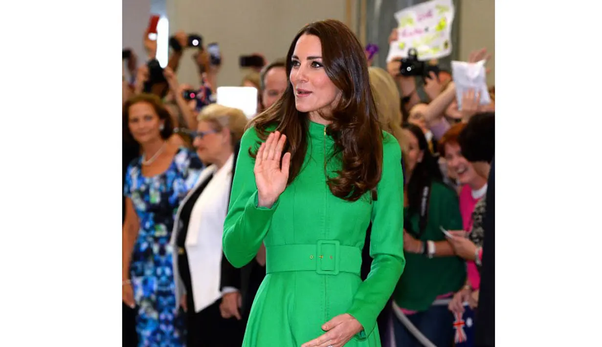 Kate Middleton tampak mempesona dalam balutan dress warna hijau saat berkunjung ke Canberra, Australia  (AFP PHOTO/Saeed Khan)