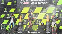(kiri ke kanan) Pembalap Franco Morbidelli, Brad Binder, dan Johann Zarco merayakan kemenangan usai laga MotoGP Ceko di Sirkuit Masaryk, Brno, Republik Ceko, Minggu (9/8/2020). Brad Binder berhasil menjadi juara setelah menjadi yang tercepat di balapan yang digelar sebanyak 21 lap. (Joe Klamar/AFP)