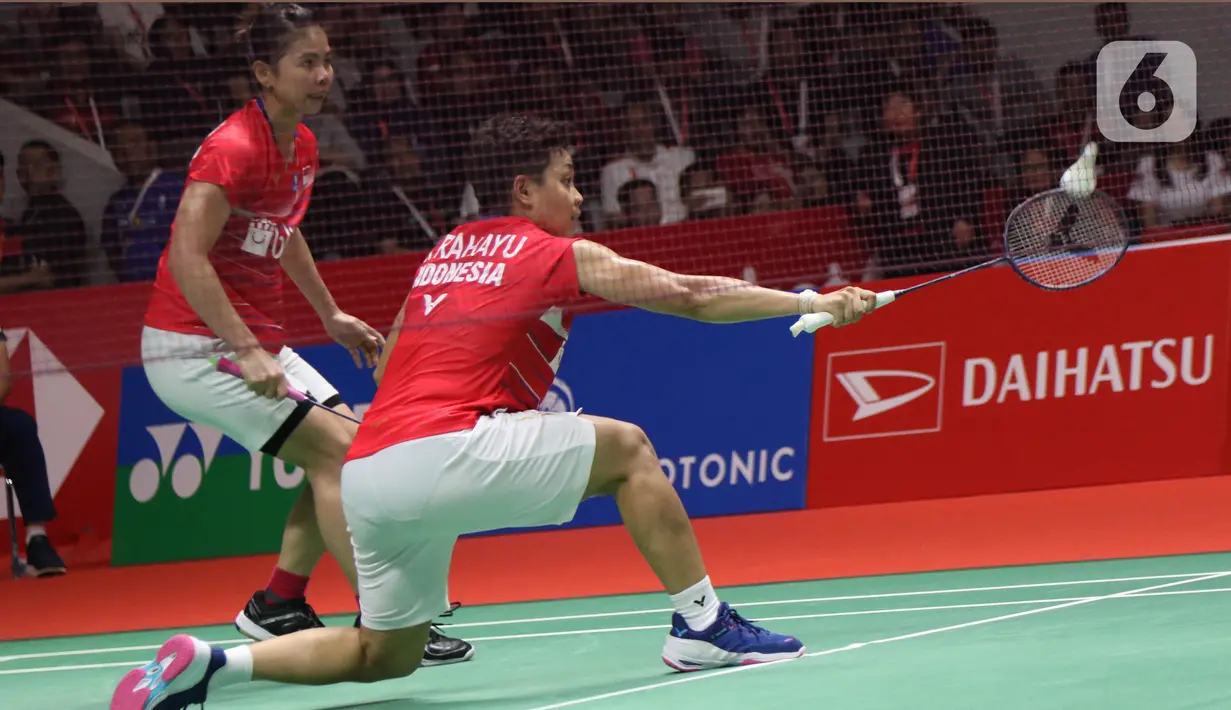 Pebulutangkis Indonesia, Greysia Polii/Apriyani Rahayu saat laga melawan Maiken Fruergaard/Sara Thygesen (Denmark) pada final ganda putri Indonesia Masters 2020 di Istora GBK, Jakarta, MInggu (19/1/2020). Greysia/Apriyani unggul 18-21 21-11 23-21. (Liputan6.com/Helmi Fithriansyah)