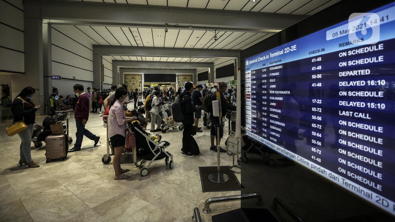 FOTO: H-1 Larangan Mudik, Bandara Soekarno Hatta Ramai Calon Penumpang