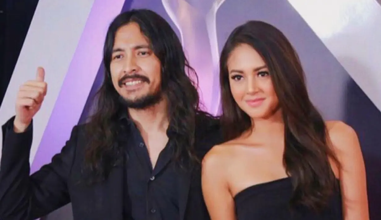 Meski kisah cinta pasangan keduanya sedang diuji lantaran penyanyi tersebut tersangkut penyalahgunaan narkotika, tapi sang kekasih masih setia. Hal itu terlihat dari media sosial dan beberapa kali di wawancara. (Instagram/aurelieowreally)