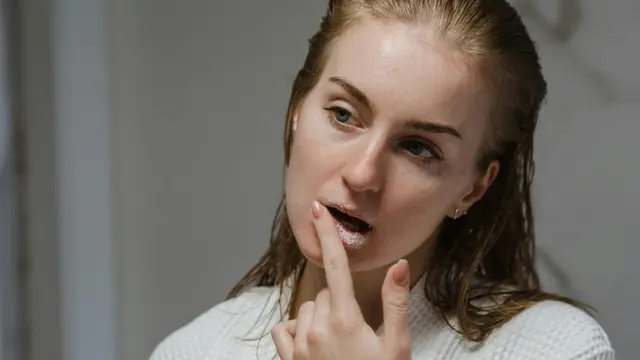 Rutin Eksfoliasi Bibir