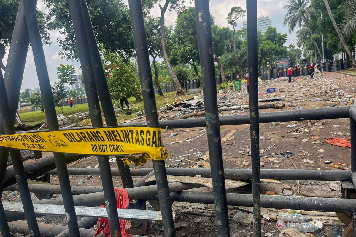 FOTO: Sisa Amuk Massa, Halte Hangus dan Pagar DPR Jebol