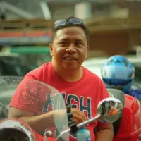 Sebelum sakit dan dirawat, Oon Project Pop hobi naik motor vespa.