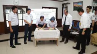 Plt Executive Vice President Daerah Operasi (Daop) 2 Bandung, Takdir Santoso saat penandatangan kerjasama dengan Kepala Kejaksaan Negeri Purwakarta, Rohayatie. Foto (Istimewa)