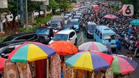Tampak juga ada banyak motor yang terparkir di pinggir jalan. (Liputan6.com/Angga Yuniar)