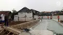 Suasana proyek normalisasi sungai Ciliwung di kawasan Bukit Duri, Jakarta, Minggu (5/11). Ketua BBWSCC, Teuku Iskandar mengatakan pengerjaan normalisasi sungai Ciliwung sudah selesai 11 kilometer atau sekitar 61 persen. (Liputan6.com/Johan Tallo)