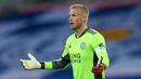 Kasper Schmeichel. Pemain yang mampu mengungguli Lionel Messi di posisi pertama adalah kiper dan kapten Leicester City asal Denmark, Kasper Schmeichel. Ia telah tampil dalam 372 laga dalam 10 tahun terakhir di Liga Inggris. Musim ini genap 10 tahun memperkuat Leicester City. (AFP/Neil Hall/Pool)