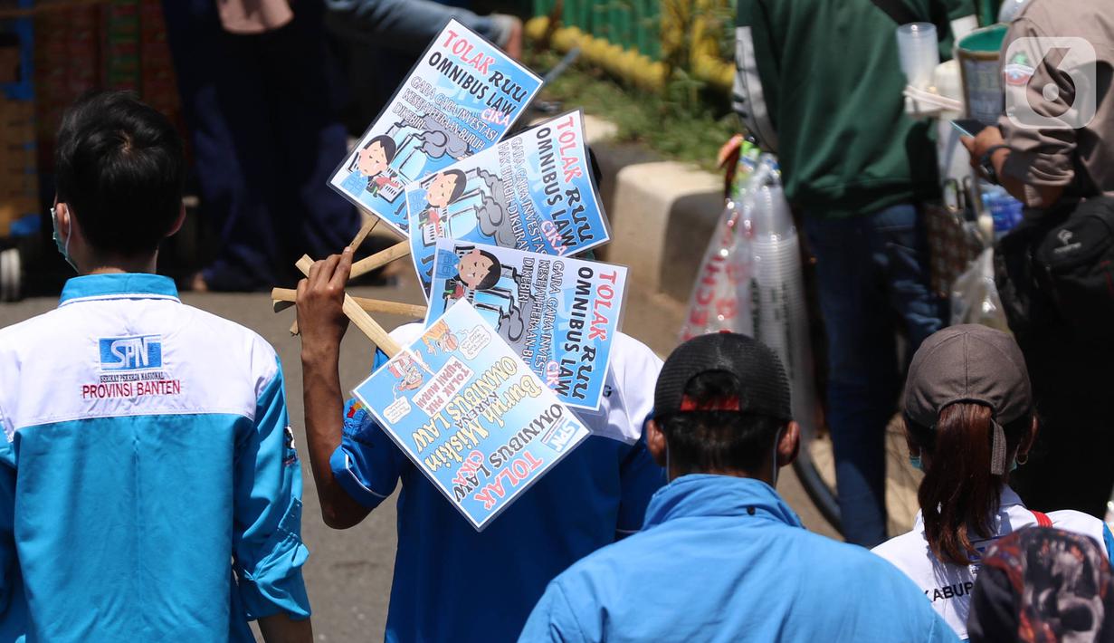 Buruh saat melakukan aksi di depan Gedung DPR RI, Jakrta, Selasa (25/8/2020). Aksi tersebut menolak draft omnibus law RUU Cipta Kerja yang diserahkan pemerintah kepada DPR. (Liputan6.com/Angga Yuniar)