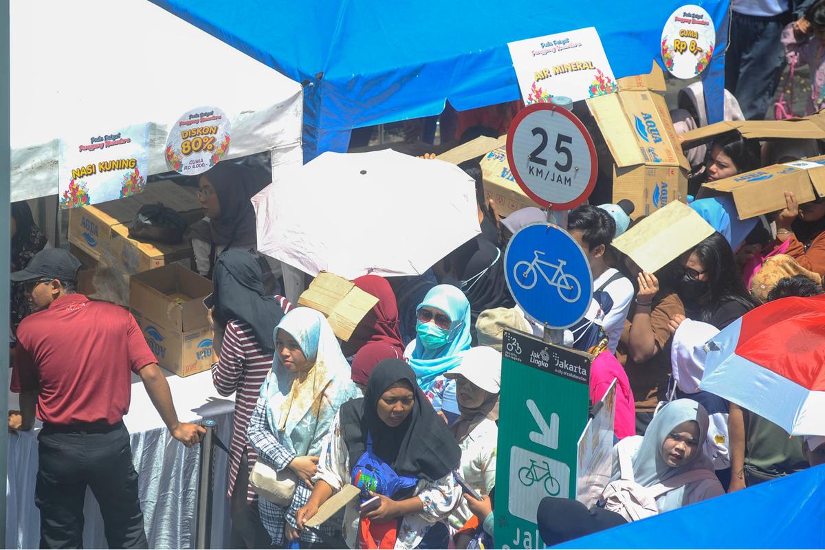 Warga serbu stand UMKM yang ramaikan pesta rakyat Prabowo-Gibran