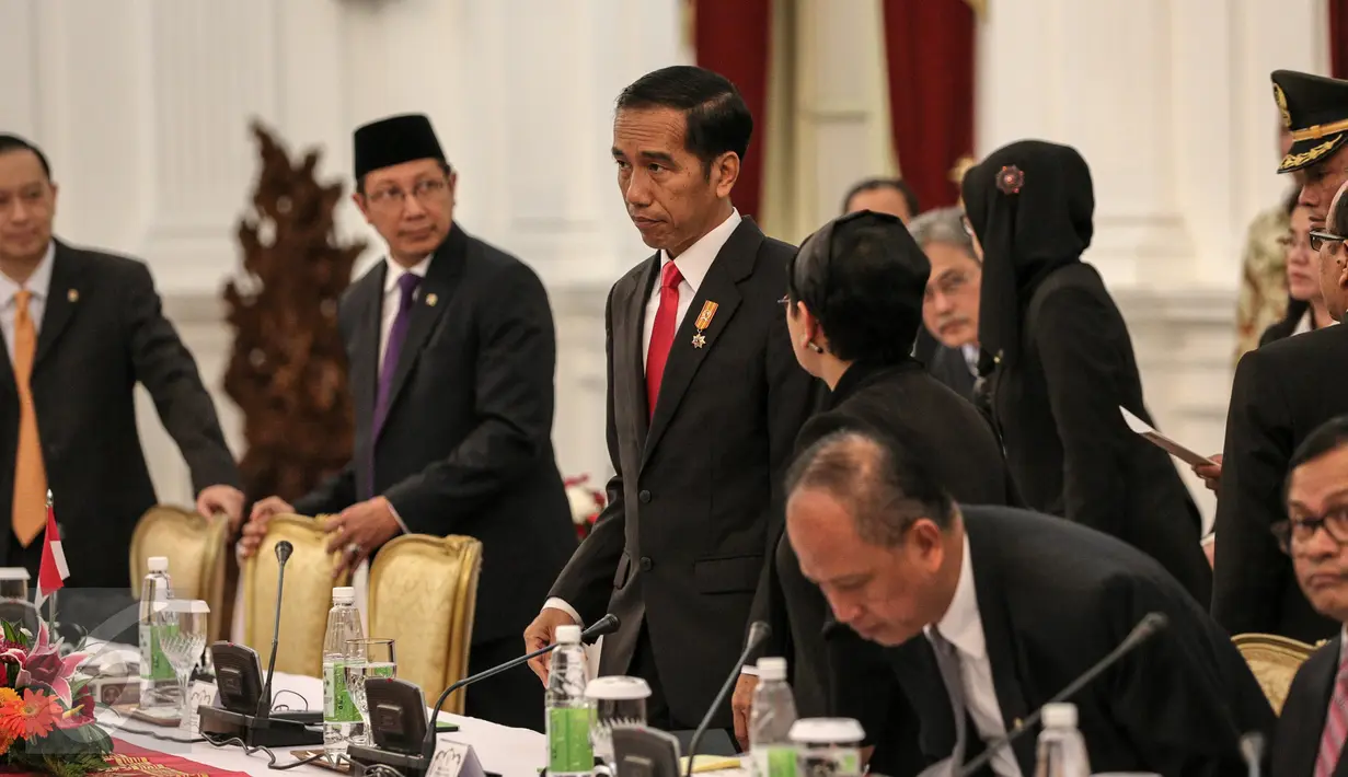 Presiden Jokowi saat bersiap menggelar rapat dengan Presiden Mesir Abdel Fattah Al Sisi di Istana Merdeka, Jakarta, Jumat (4/9/2015). Rapat tersebut membahas kerjasama ekonomi antara Mesir dengan indonesia. (Liputan6.com/Faizal Fanani)
