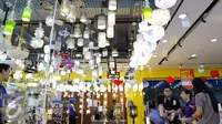 Pengunjung saat melihat hiasan lampu saat pembukaan Megastore Courts, Tangerang Selatan, Sabtu (23/1/2016). Ritel tersebut menjual 60% produk lokal. (Liputan6.com/Fery Pradolo)