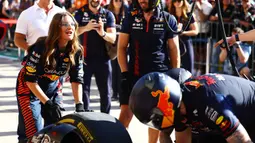 Aktris Amerika Serikat, Drew Barrymore menjajal mengganti ban saat berkunjung ke paddock tim Red Bull Racing menjelang Formula 1 GP Amerika Serikat 2023 di Circuit of The Americas, Austin, Texas, Kamis (19/10/2023) waktu setempat. (AFP/Mark Thompson)