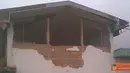 Citizen6, Bandung: SMP Negeri 1 Kertasari, Kabupaten Bandung, rusak parah akibat gempa bumi. Hingga saat ini sekolah tersebut belum di renovasi. (Pengirim: Sany Bahtiar)