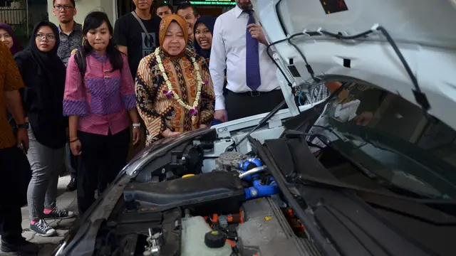Wali Kota Surabaya Tri Rismaharini melihat mobil hidrogen