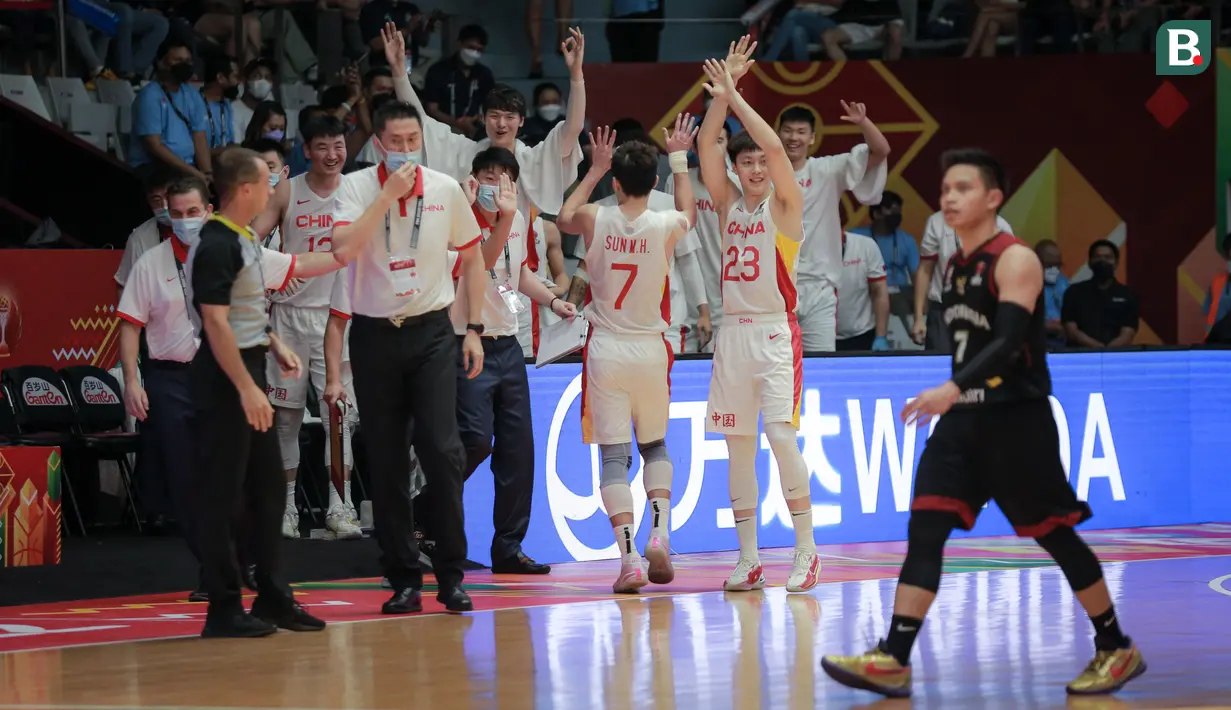 Pemain Timnas Basket China melakukan selebrasi usai Sun Minghui (7) mencetak poin saat laga playoff perempat final FIBA Asia Cup 2022 antara Timnas Basket China melawan Timnas Basket Indonesia di Istora Senayan, Jakarta, Senin (18/07/2022). (Bola.com/Bagaskara Lazuardi)