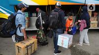 Pemudik memasukkan bawaan ke dalam bagasi bus di terminal bayangan di Pasar Jumat, Jakarta, Rabu (5/5/2021). Jelang pemberlakuan larangan mudik 2021 pada esok hari, sejumlah terminal bayangan di wilayah Jabodetabek dipadati para pemudik tujuan Pulau Jawa dan Sumatera. (merdeka.com/Arie Basuki)