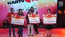 Pemberian hadiah untuk pemenang Bintang Panggung Asik di Studio 1 Indosiar, Jakarta, Jumat (19/5). Bintang Panggung Asik adalah kontes bernyanyi yang diselenggarakan oleh Vidio.com bersama dengan Telkomsel. (Liputan6.com/Gempur M Surya)