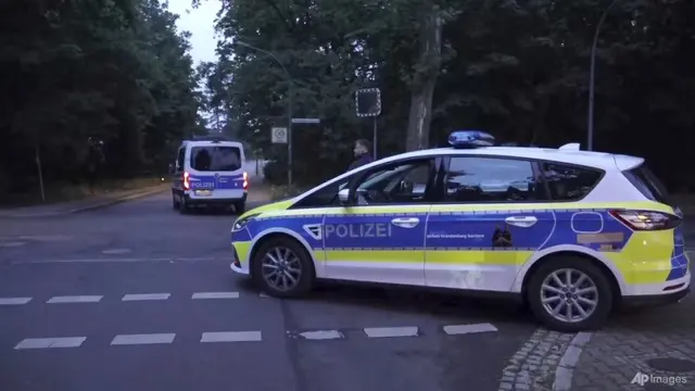 Polisi memburu singa yang kabur di tepi barat daya Berlin. (AP)