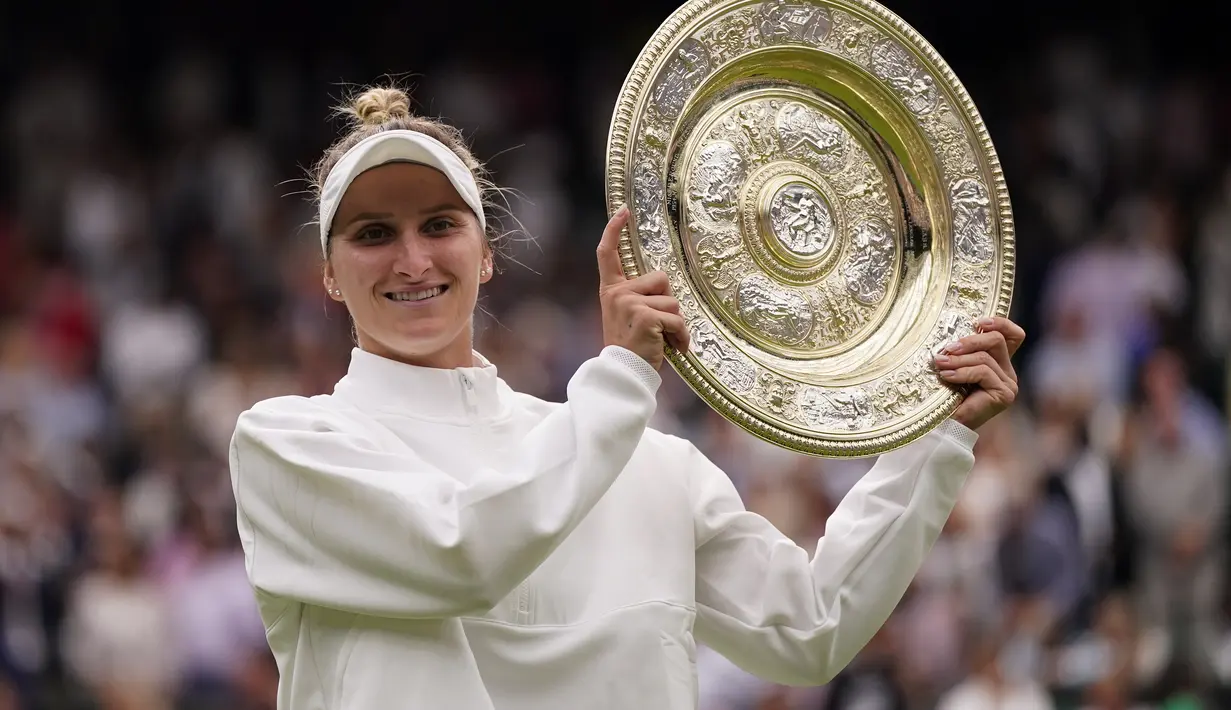 Ini merupakan gelar Grand Slam perdananya pada final kedua turnamen major. (AP Photo/Alberto Pezzali)