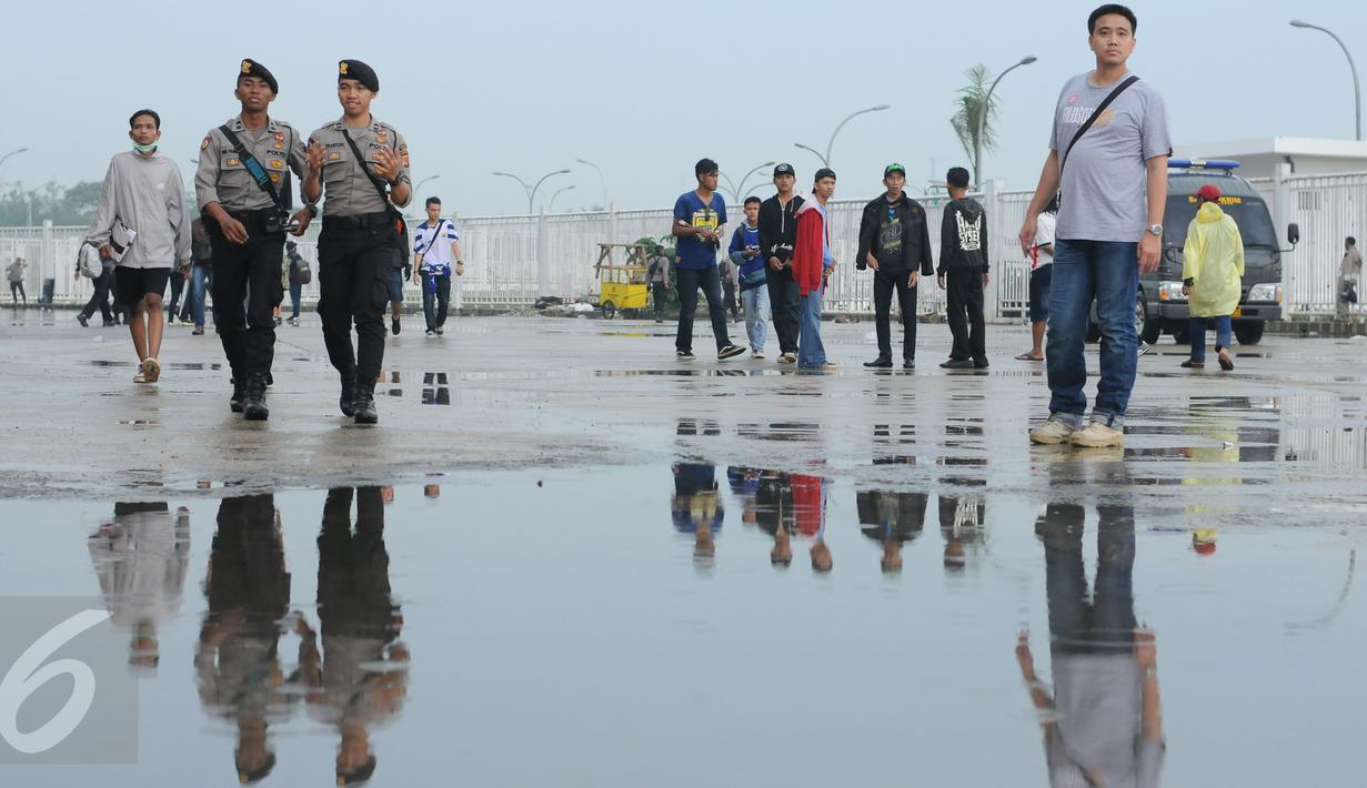 Personel polisi berpatroli di sekitar area Stadion Pakansari, Kab Bogor, Sabtu (11/3). Jelang laga perebutan tempat ketiga Piala Presiden 2017 antara Semen Padang vs Persib, keamanan Stadion Pakansari diperketat. (Liputan6.com/Helmi Fithriansyah)