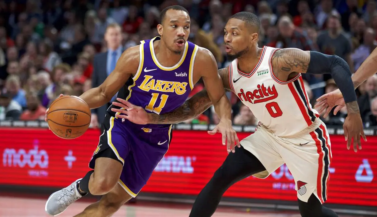 Pebasket Los Angeles Lakers, Avery Bradley, berusaha melewati pebasket Portland Trail Blazers, Damian Lillard, di Moda Center, Sabtu 928/12). LA Lakers menang 128-120 atas Portland Trail Blazers. (AP/Craig Mitchelldyer)