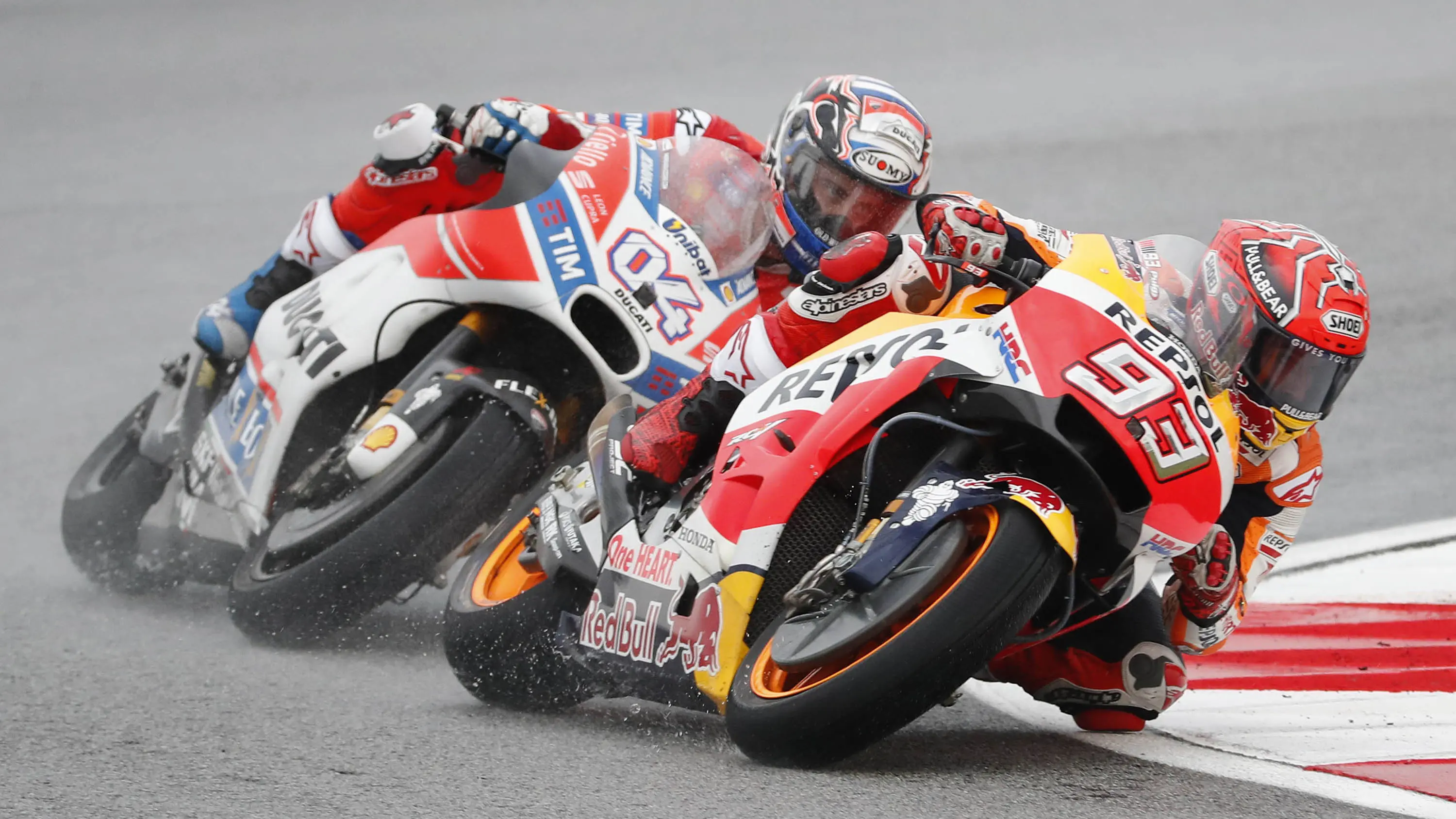 Pebalap Ducati, Andrea Dovizioso, berusaha mengejar Marc Marquez pada balapan MotoGP Malaysia di Sirkuit Sepang, Minggu (29/10/2017).  (AP/Vincent Thian)